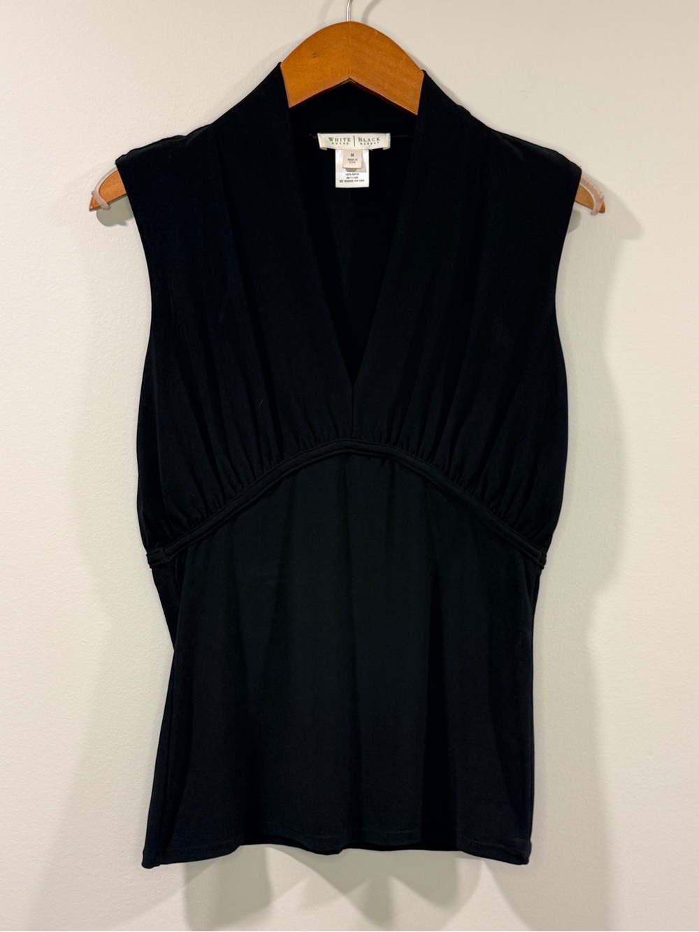 White House Black Market Women’s Black Sleeveless V-Neck Tank Size M